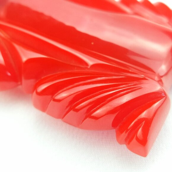 Vintage Large Fur Clip Made of Red Bakelite - Picture 2 of 7